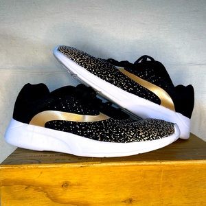 Athletic works casual/athletic shoe EXTREMELY light weight Black/Gold used